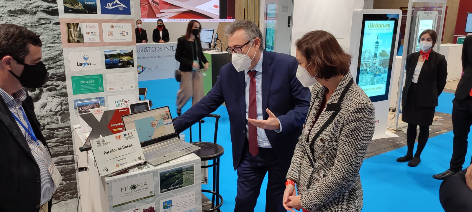 La ministra de turisme, Sra. Reyes Maroto, visita l'estand de Sismotur a FITUR